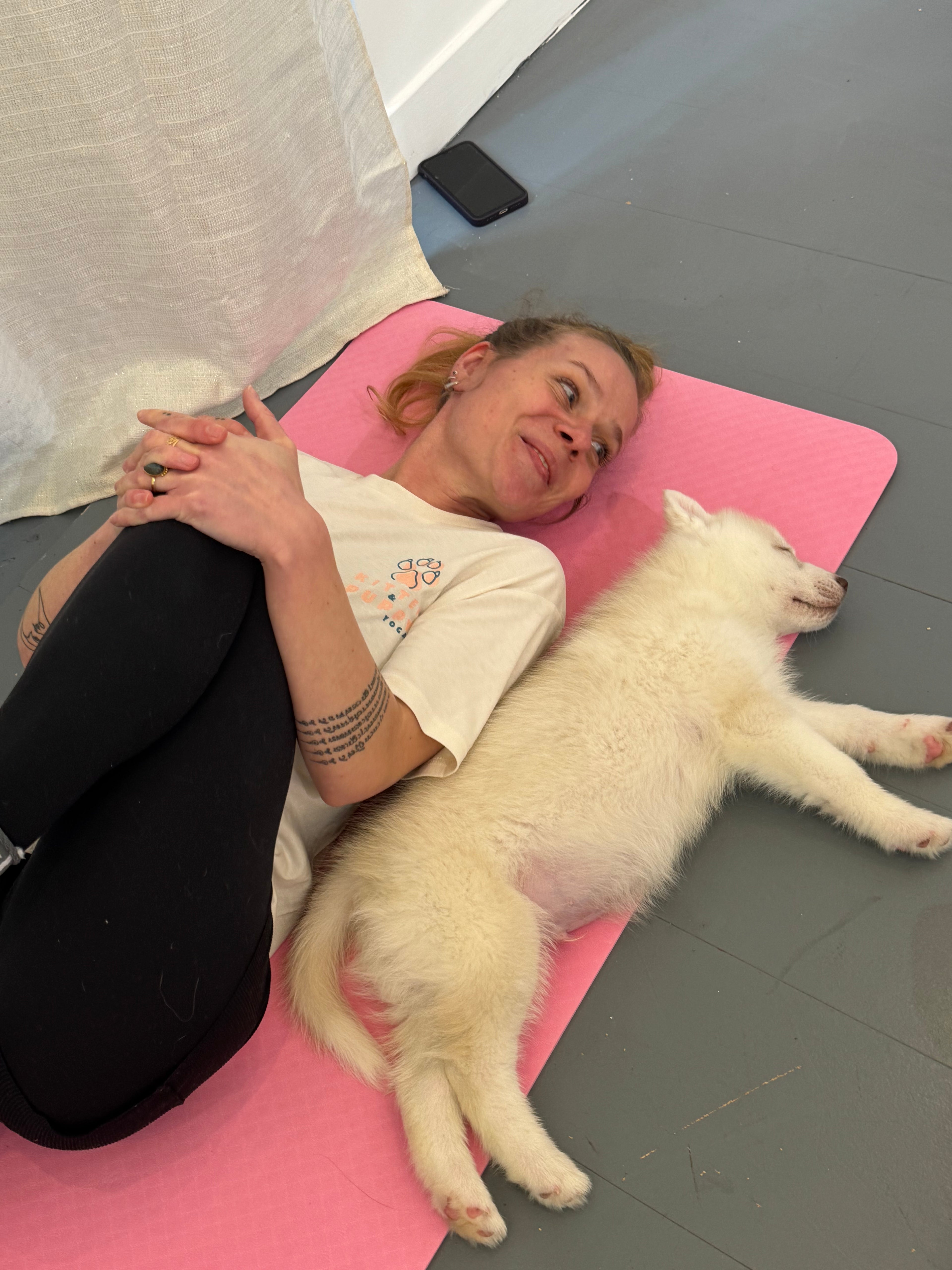 Yoga con un cachorro durmiendo de Puppy Yoga Mx